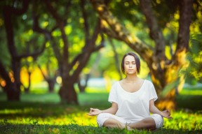 体育直播-詹姆斯空降诺坎普首秀爆冷，巴萨主场沸腾！